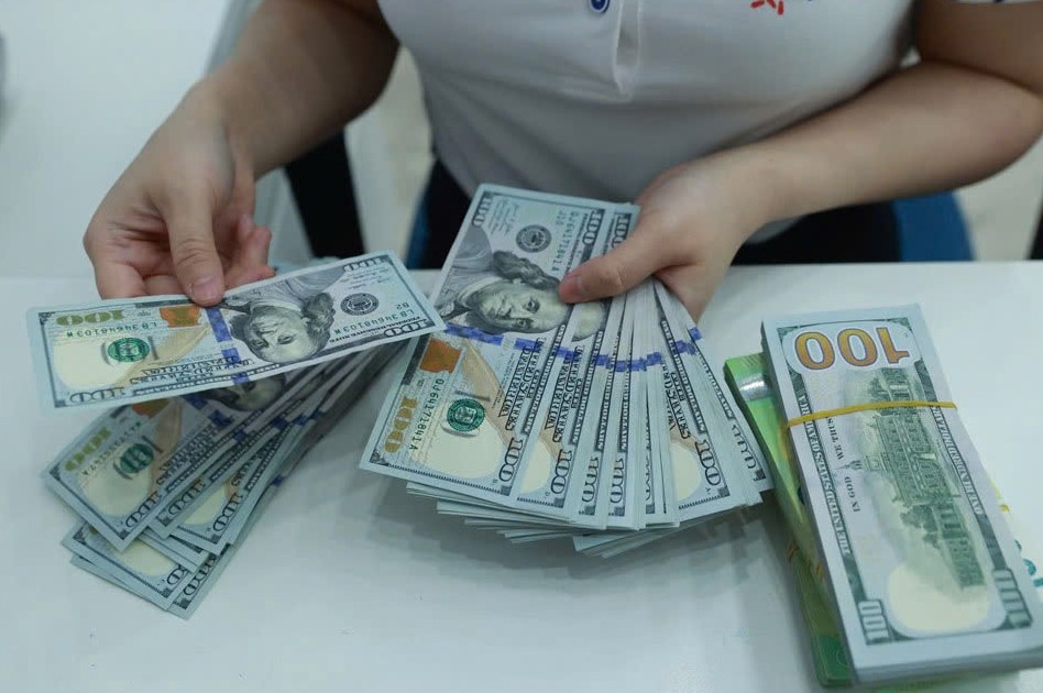 Xăng dầu và tỷ giá tạo áp lực lên chính sách tiền tệ