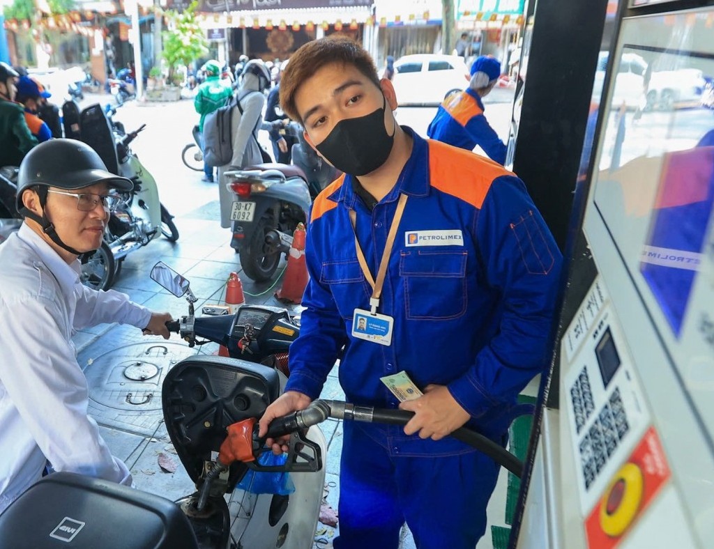 tu 22h00 ngay 113 gia xang dau dong loat giam manh