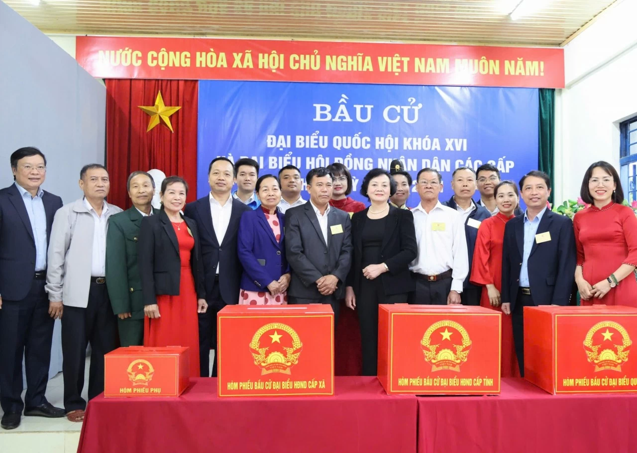 Phó Thủ tướng Phạm Thị Thanh Trà kiểm tra công tác chuẩn bị bầu cử tại Điện Biên Phó Thủ tướng Phạm Thị Thanh Trà kiểm tra công tác chuẩn bị bầu cử tại Điện Biên