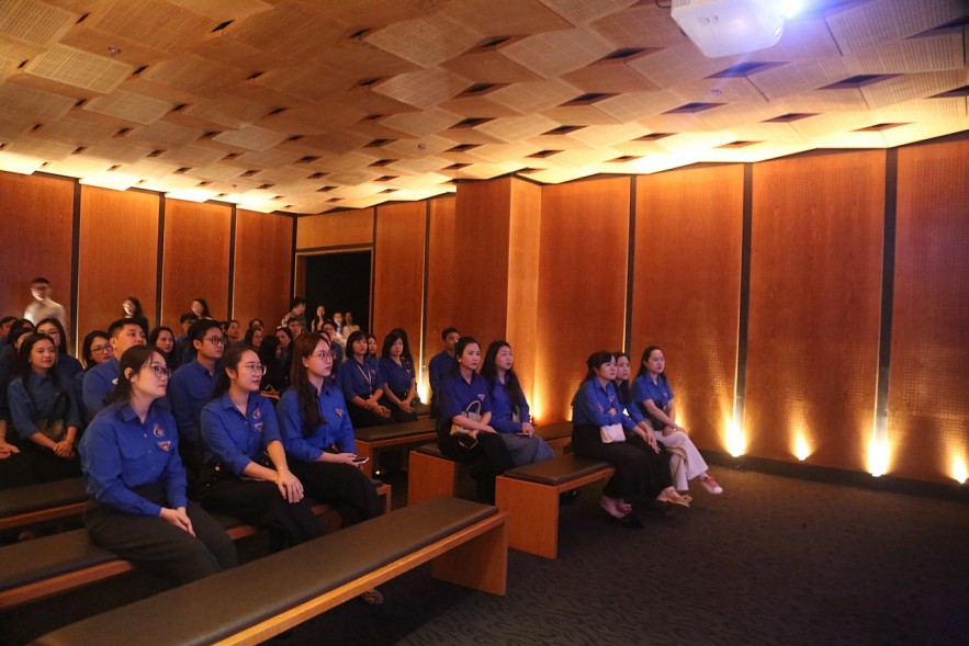 Tuổi trẻ Bộ Tài chính tham quan Nhà Quốc hội, hướng tới kỳ bầu cử Quốc hội khóa XVI