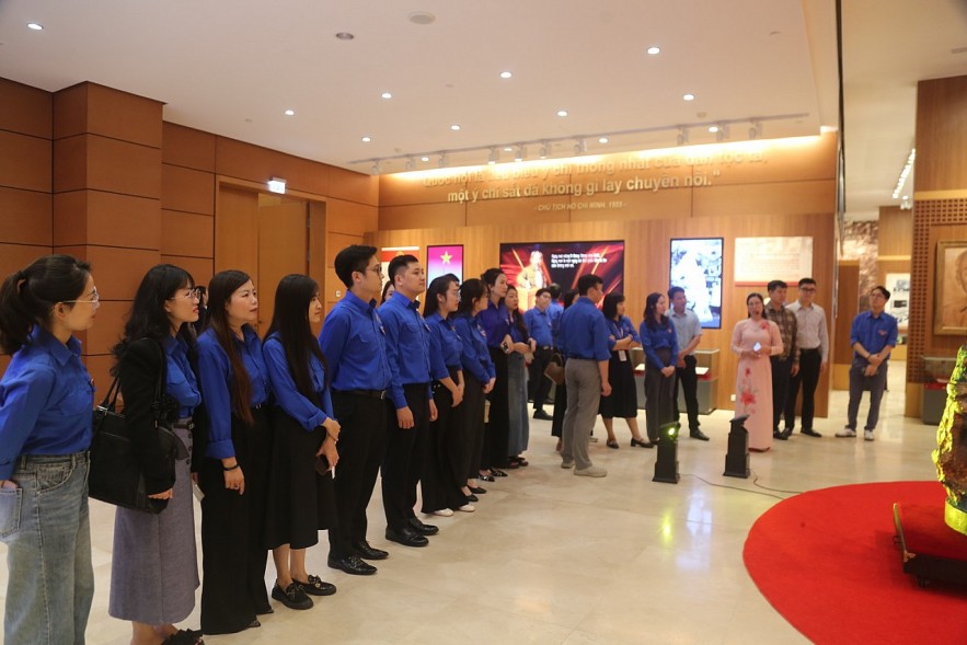 Tuổi trẻ Bộ Tài chính tham quan Nhà Quốc hội, hướng tới kỳ bầu cử Quốc hội khóa XVI