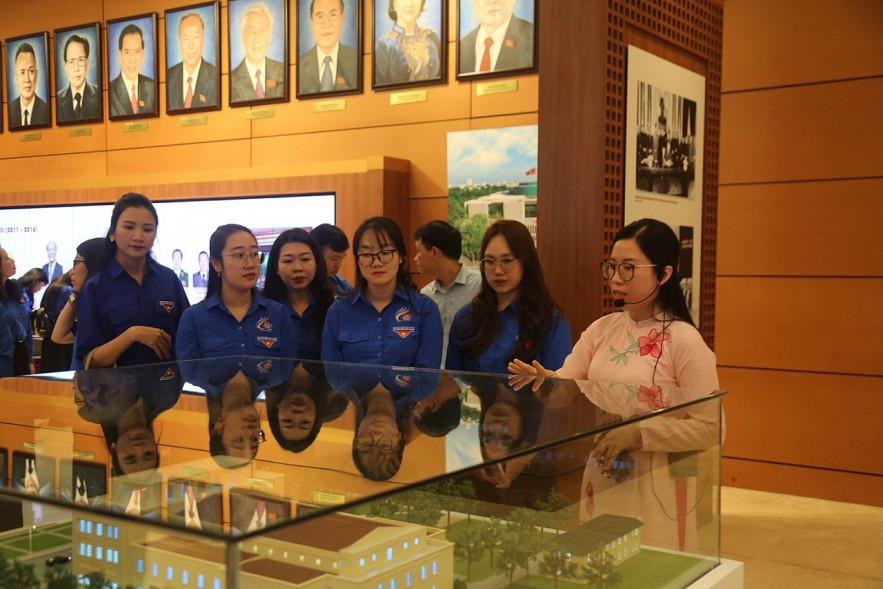 Tuổi trẻ Bộ Tài chính tham quan Nhà Quốc hội, hướng tới kỳ bầu cử Quốc hội khóa XVI