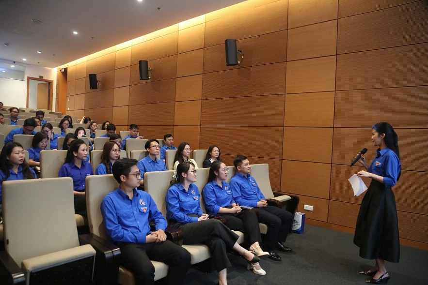 Tuổi trẻ Bộ Tài chính tham quan Nhà Quốc hội, hướng tới kỳ bầu cử Quốc hội khóa XVI