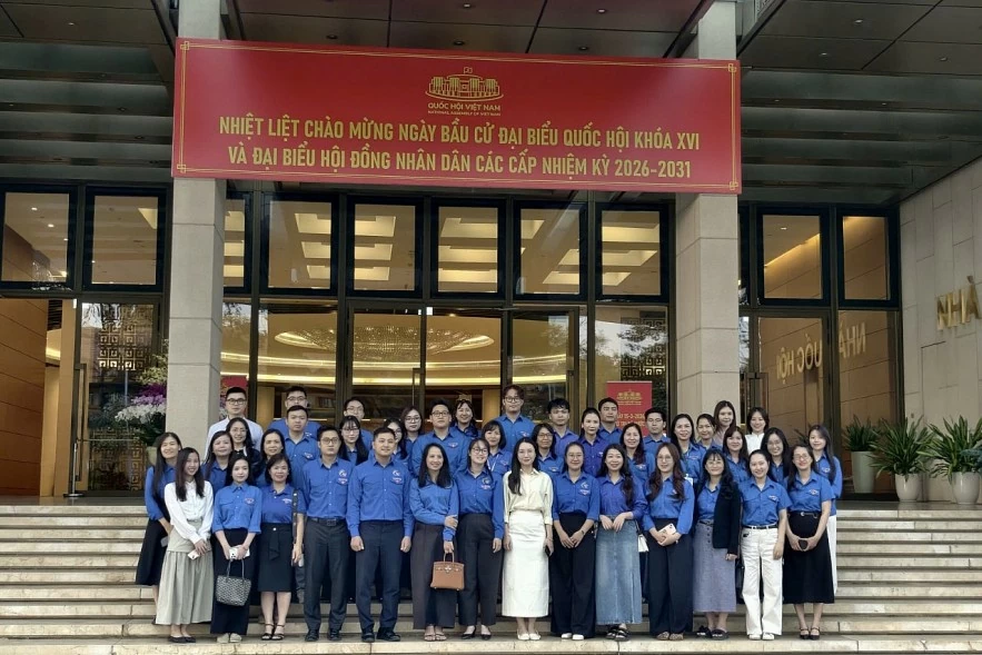 Tuổi trẻ Bộ Tài chính tham quan Nhà Quốc hội, hướng tới kỳ bầu cử Quốc hội khóa XVI