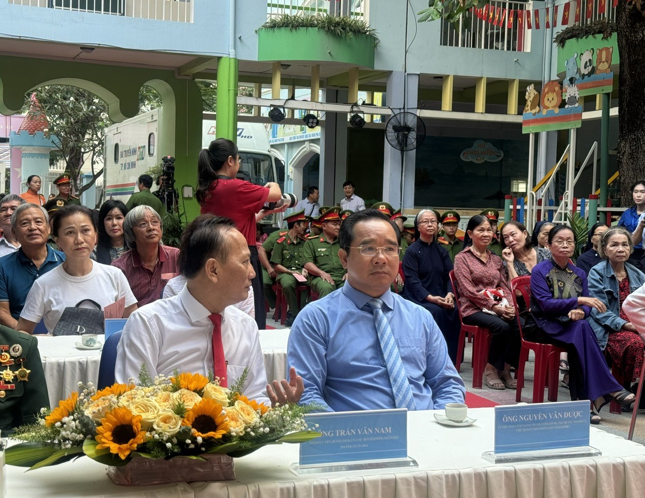 Chủ tịch UBND TP. Hồ Chí Minh cùng cử tri đi bầu cử tại phường Xuân Hòa Chủ tịch UBND TP. Hồ Chí Minh cùng cử tri đi bầu cử tại phường Xuân Hòa