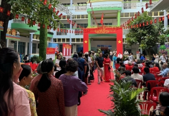 Chủ tịch UBND TP. Hồ Chí Minh cùng cử tri đi bầu cử tại phường Xuân Hòa