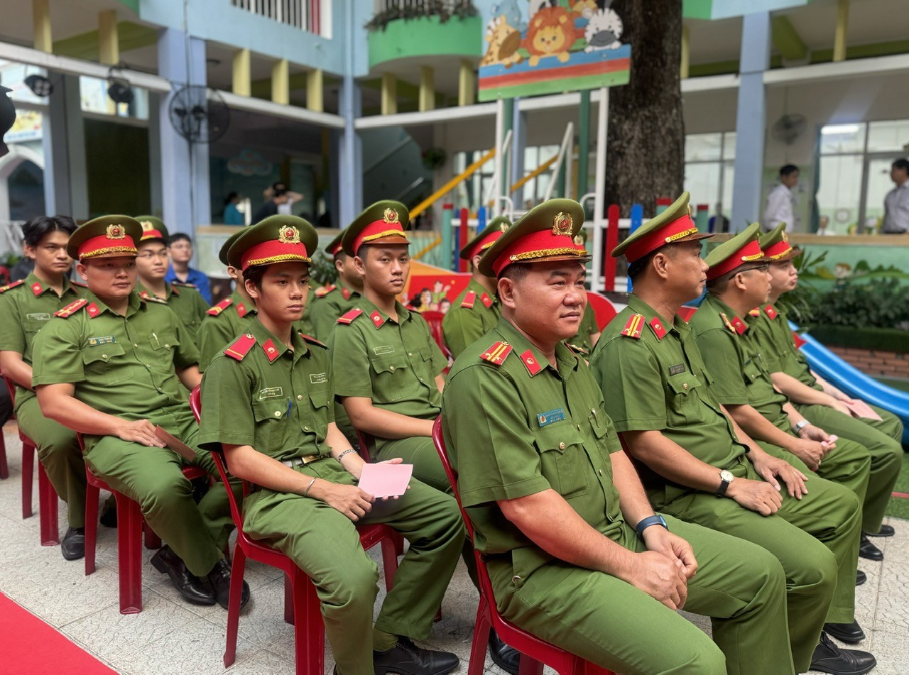 Chủ tịch UBND TP. Hồ Chí Minh cùng cử tri đi bầu cử tại phường Xuân Hòa Chủ tịch UBND TP. Hồ Chí Minh cùng cử tri đi bầu cử tại phường Xuân Hòa