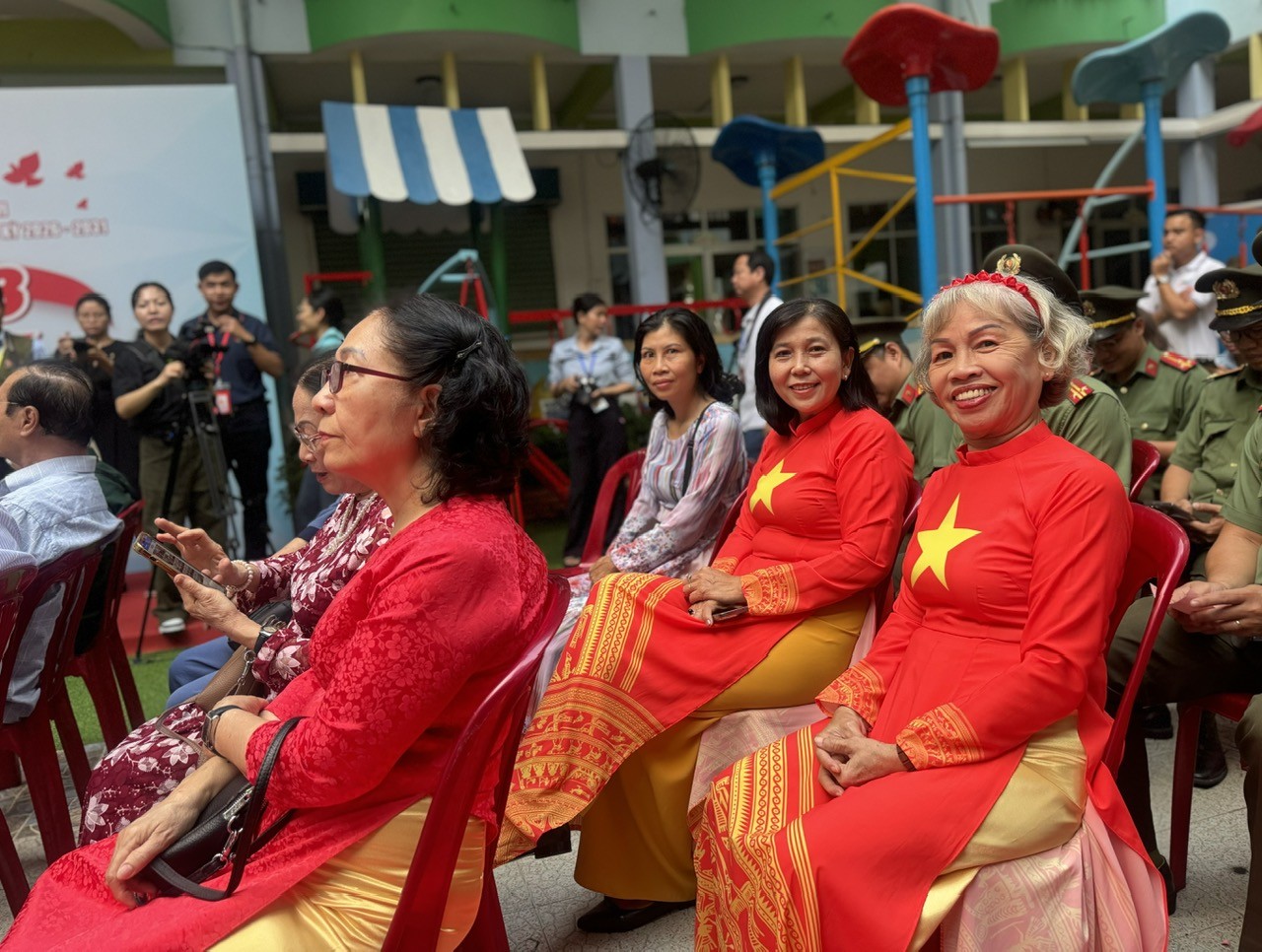 Chủ tịch UBND TP. Hồ Chí Minh cùng cử tri đi bầu cử tại phường Xuân Hòa Chủ tịch UBND TP. Hồ Chí Minh cùng cử tri đi bầu cử tại phường Xuân Hòa