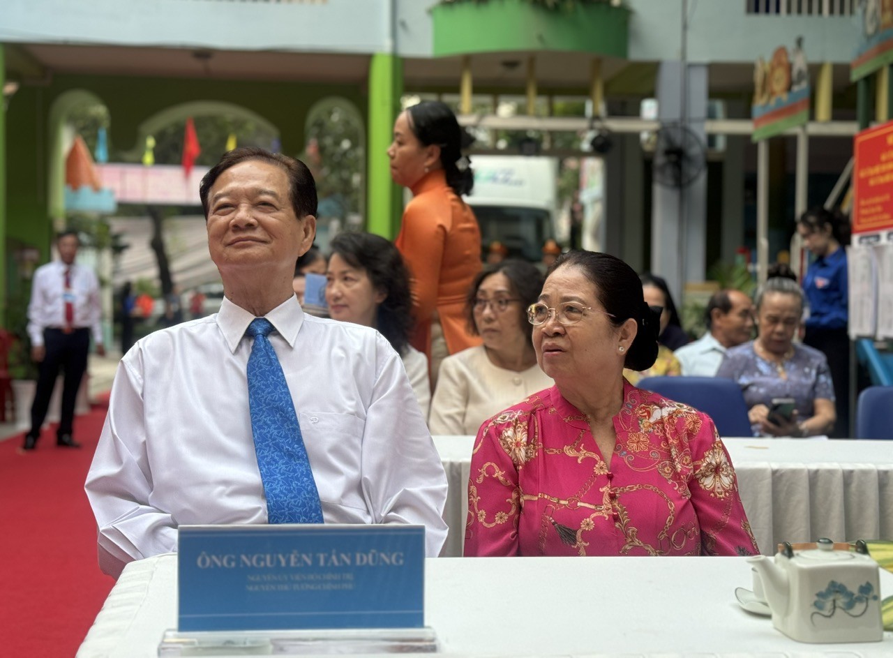 Chủ tịch UBND TP. Hồ Chí Minh cùng cử tri đi bầu cử tại phường Xuân Hòa Chủ tịch UBND TP. Hồ Chí Minh cùng cử tri đi bầu cử tại phường Xuân Hòa