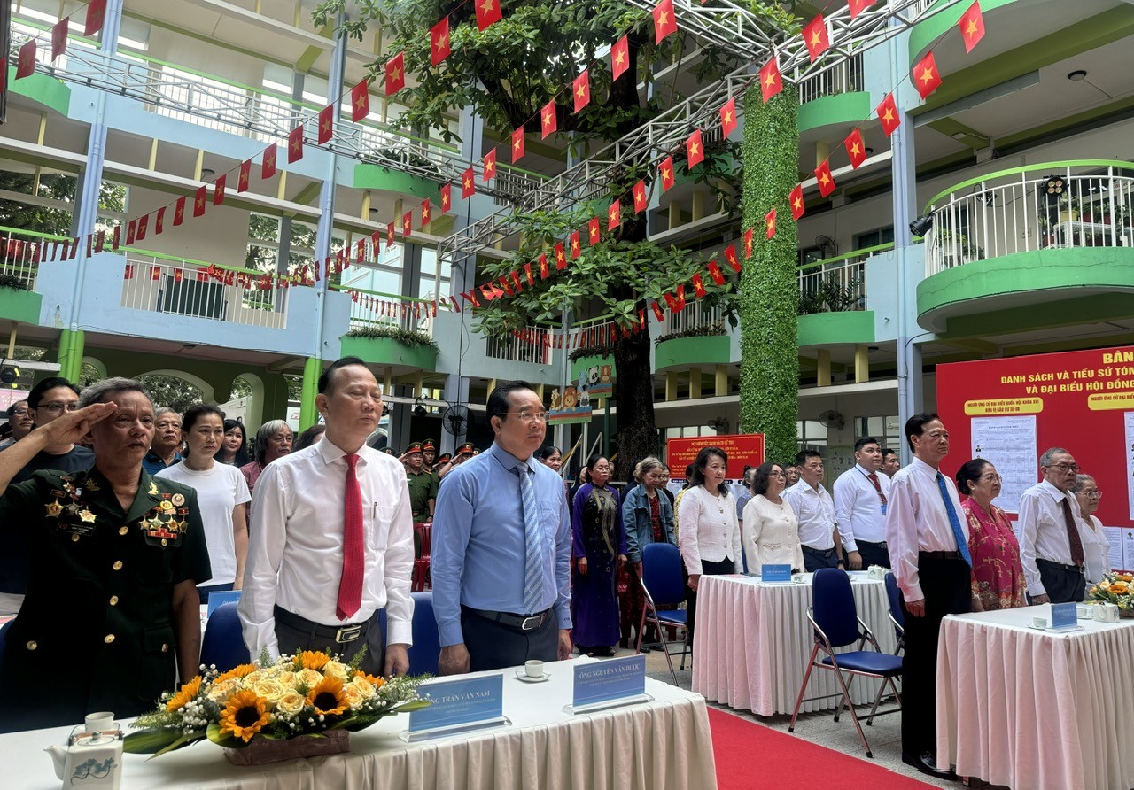 Ngày hội bầu cử tại TP.Hồ Chí Minh: Hơn 13% cử tri đã tham gia bỏ phiếu sau 2 giờ khai mạc Ngày hội bầu cử tại TP.Hồ Chí Minh: Hơn 13% cử tri đã tham gia bỏ phiếu sau 2 giờ khai mạc