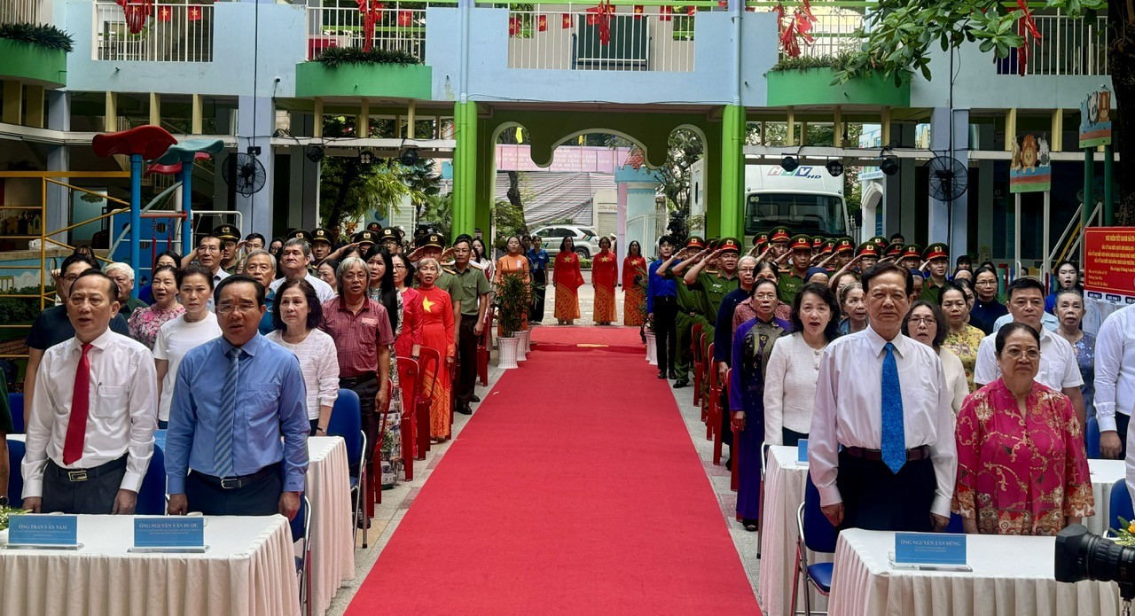 Chủ tịch UBND TP. Hồ Chí Minh cùng cử tri đi bầu cử tại phường Xuân Hòa Chủ tịch UBND TP. Hồ Chí Minh cùng cử tri đi bầu cử tại phường Xuân Hòa