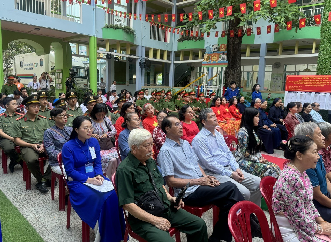 Chủ tịch UBND TP. Hồ Chí Minh cùng cử tri đi bầu cử tại phường Xuân Hòa Chủ tịch UBND TP. Hồ Chí Minh cùng cử tri đi bầu cử tại phường Xuân Hòa