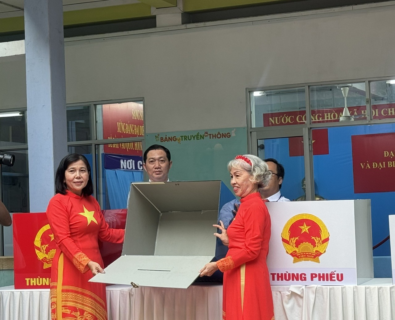 TP. Hồ Chí Minh: Nguyên Thủ tướng Nguyễn Tấn Dũng cùng cử tri đi bầu cử tại điểm số 3 phường Xuân Hòa TP. Hồ Chí Minh: Nguyên Thủ tướng Nguyễn Tấn Dũng cùng cử tri đi bầu cử tại điểm số 3 phường Xuân Hòa