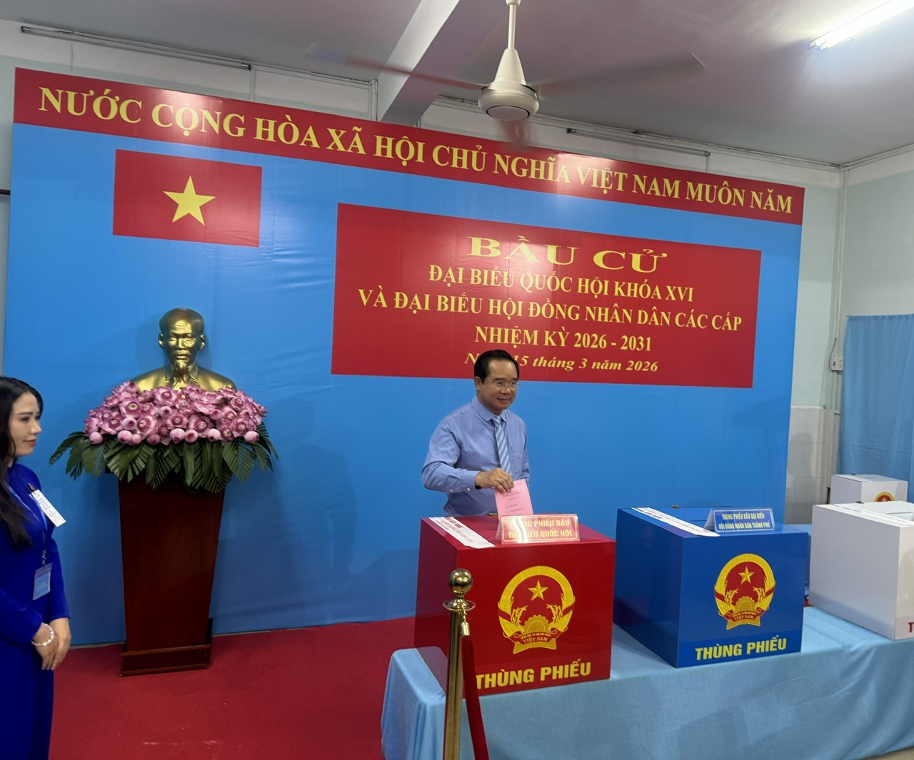 Chủ tịch UBND TP. Hồ Chí Minh cùng cử tri đi bầu cử tại phường Xuân Hòa Chủ tịch UBND TP. Hồ Chí Minh cùng cử tri đi bầu cử tại phường Xuân Hòa