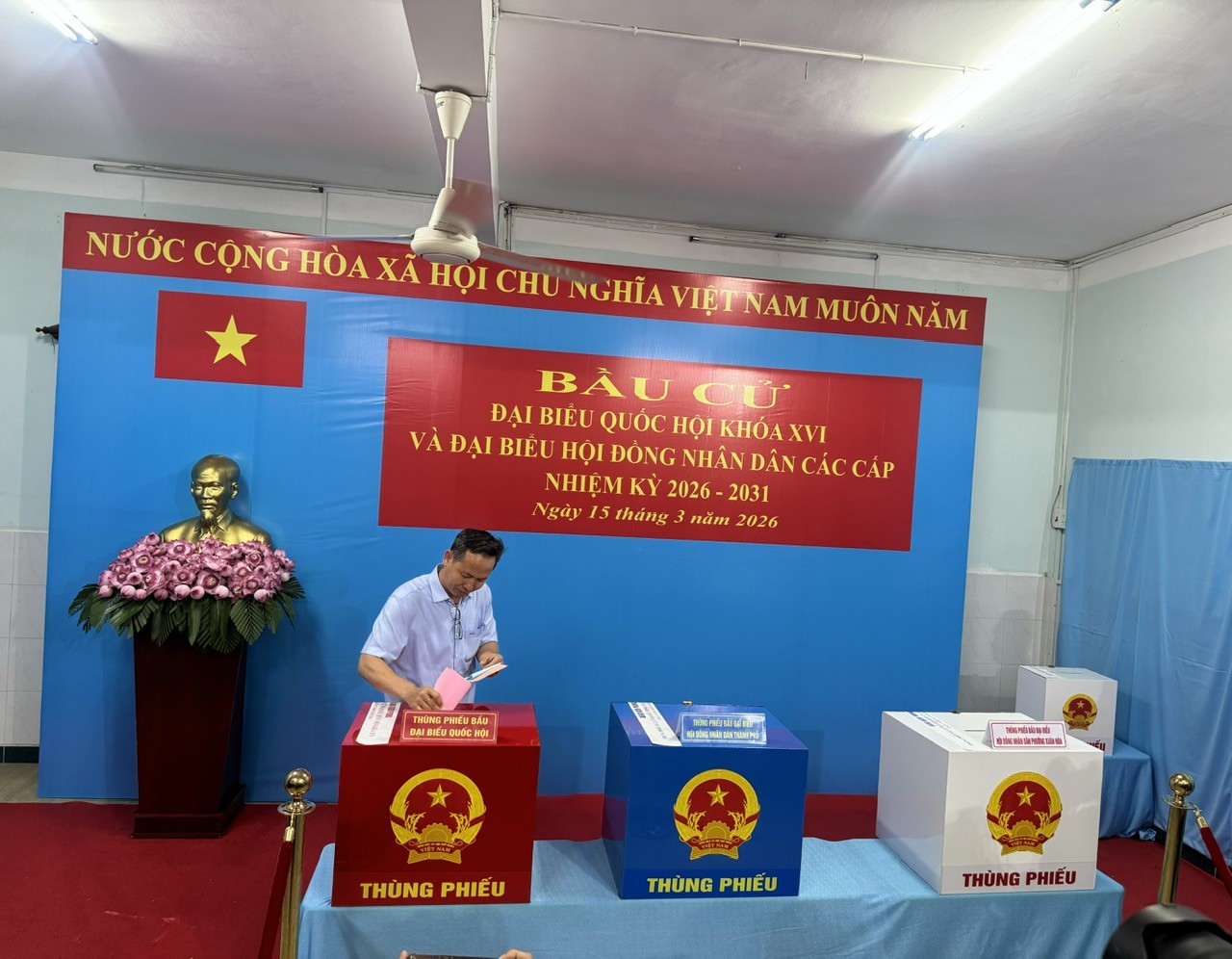 Chủ tịch UBND TP. Hồ Chí Minh cùng cử tri đi bầu cử tại phường Xuân Hòa Chủ tịch UBND TP. Hồ Chí Minh cùng cử tri đi bầu cử tại phường Xuân Hòa