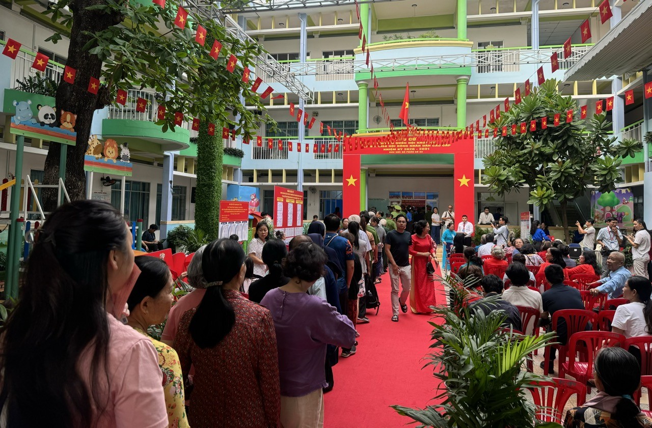 Chủ tịch UBND TP. Hồ Chí Minh cùng cử tri đi bầu cử tại phường Xuân Hòa Chủ tịch UBND TP. Hồ Chí Minh cùng cử tri đi bầu cử tại phường Xuân Hòa