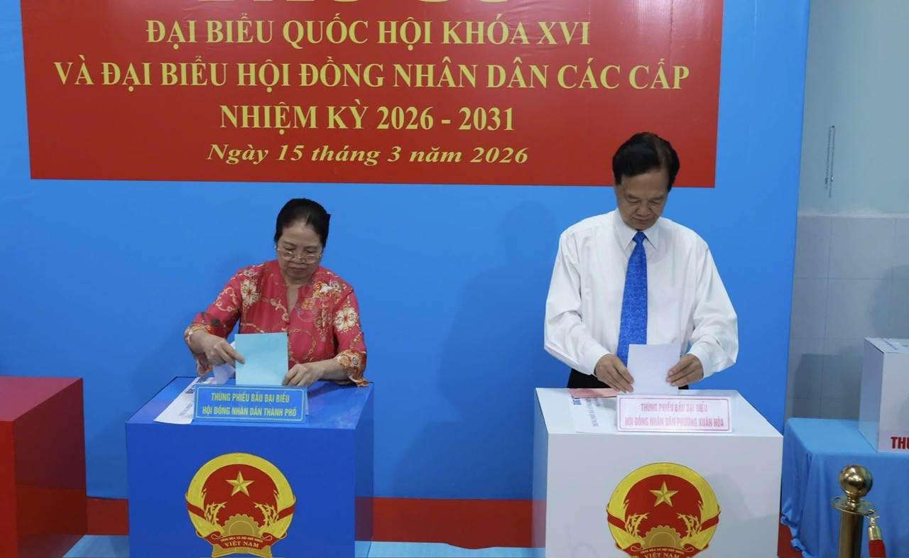 Chủ tịch UBND TP. Hồ Chí Minh cùng cử tri đi bầu cử tại phường Xuân Hòa Chủ tịch UBND TP. Hồ Chí Minh cùng cử tri đi bầu cử tại phường Xuân Hòa