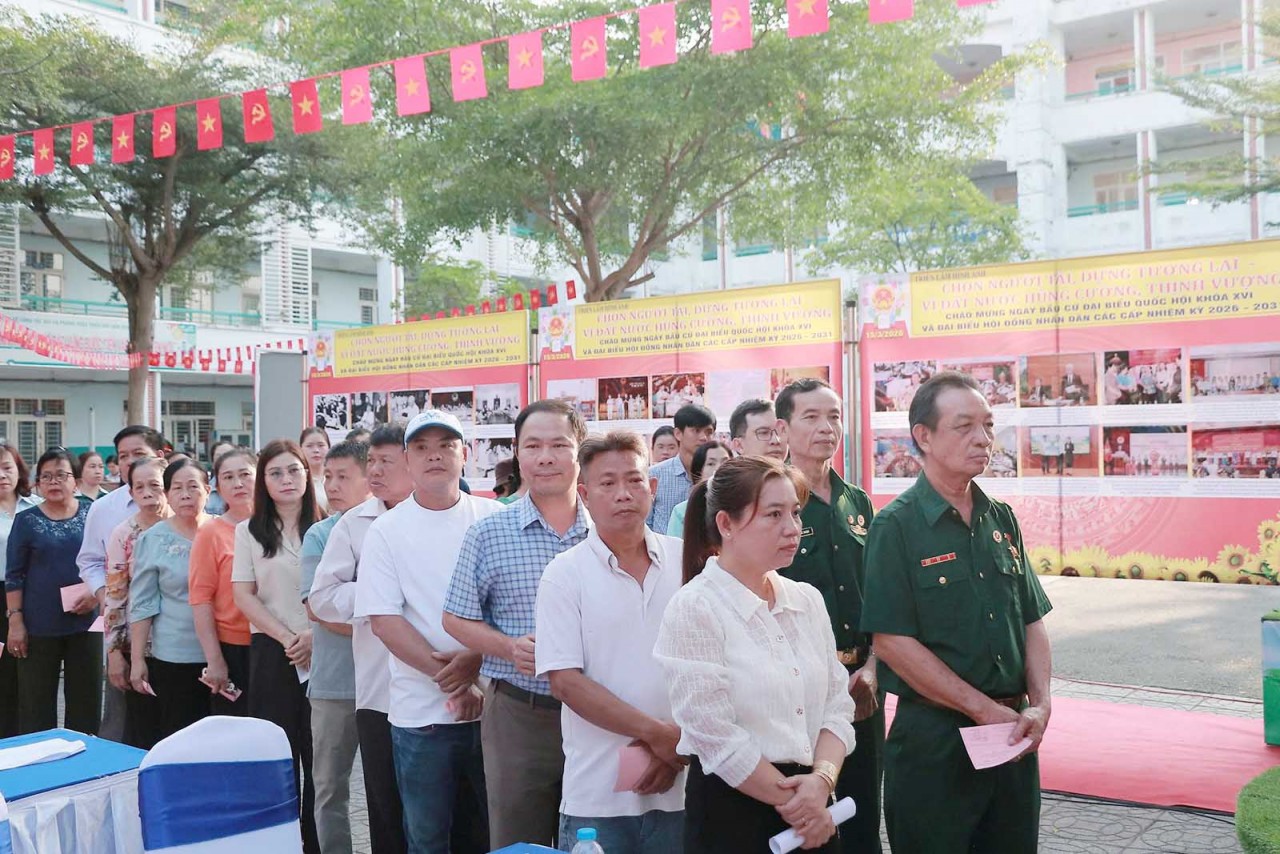Chủ tịch Quốc hội Trần Thanh Mẫn tham dự, bỏ phiếu bầu cử tại xã Hóc Môn, TP. Hồ Chí Minh Chủ tịch Quốc hội Trần Thanh Mẫn tham dự, bỏ phiếu bầu cử tại xã Hóc Môn, TP. Hồ Chí Minh