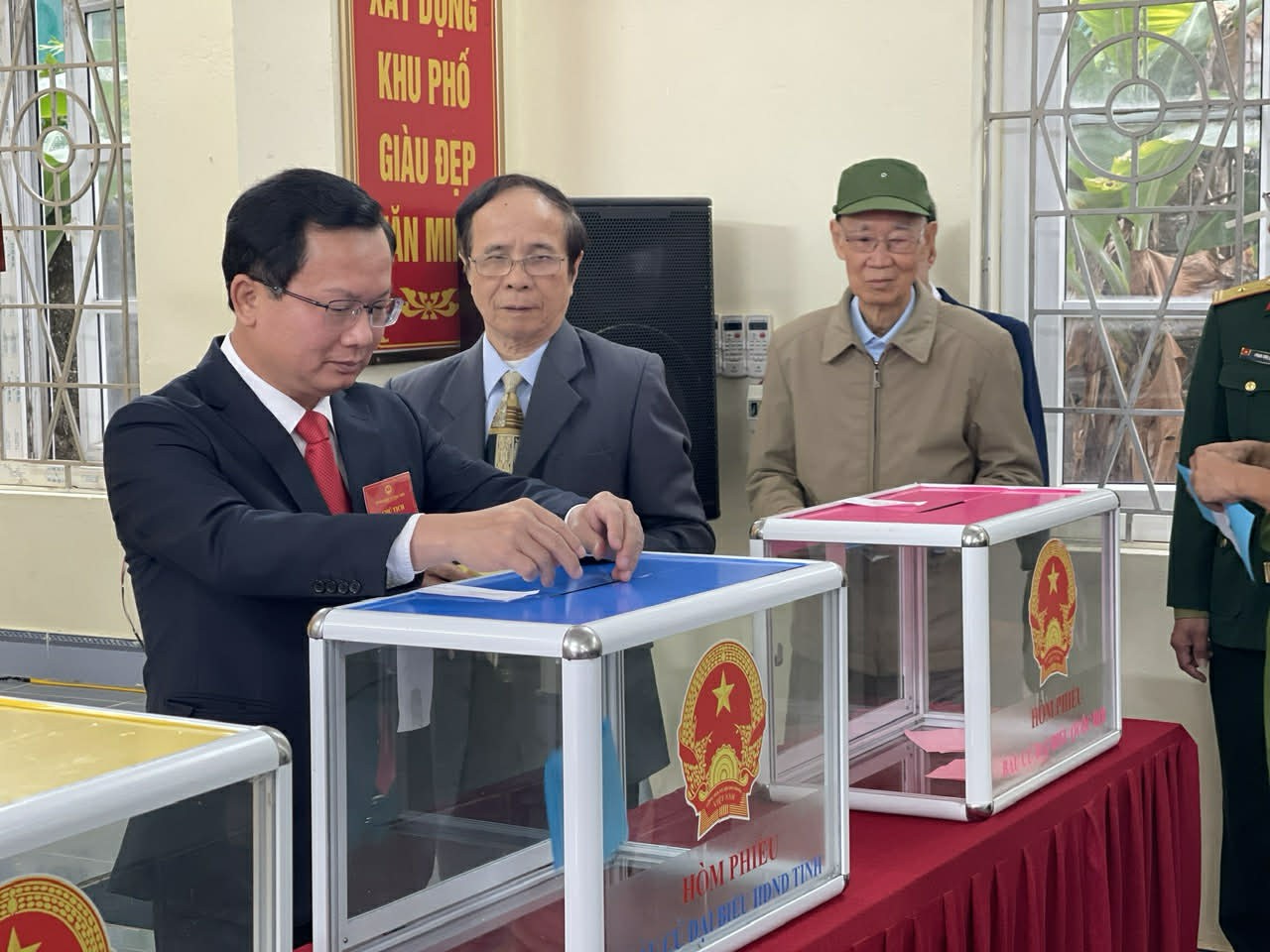 Quảng Ninh rộn ràng ngày bầu cử, cử tri toàn tỉnh nô nức thực hiện quyền công dân Quảng Ninh rộn ràng ngày bầu cử, cử tri toàn tỉnh nô nức thực hiện quyền công dân