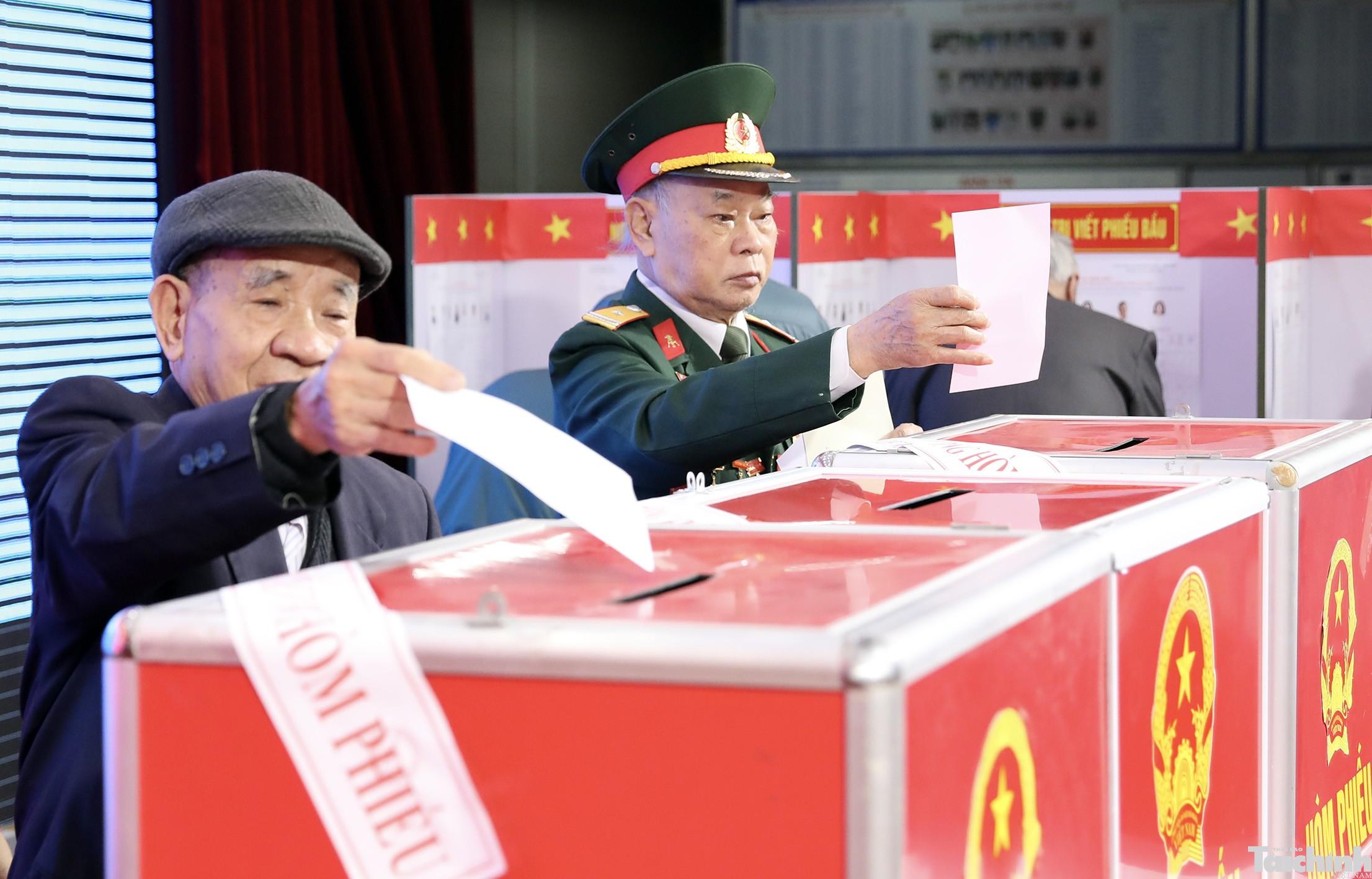 Người dân Thủ đô háo hức, hân hoan đi bầu cử