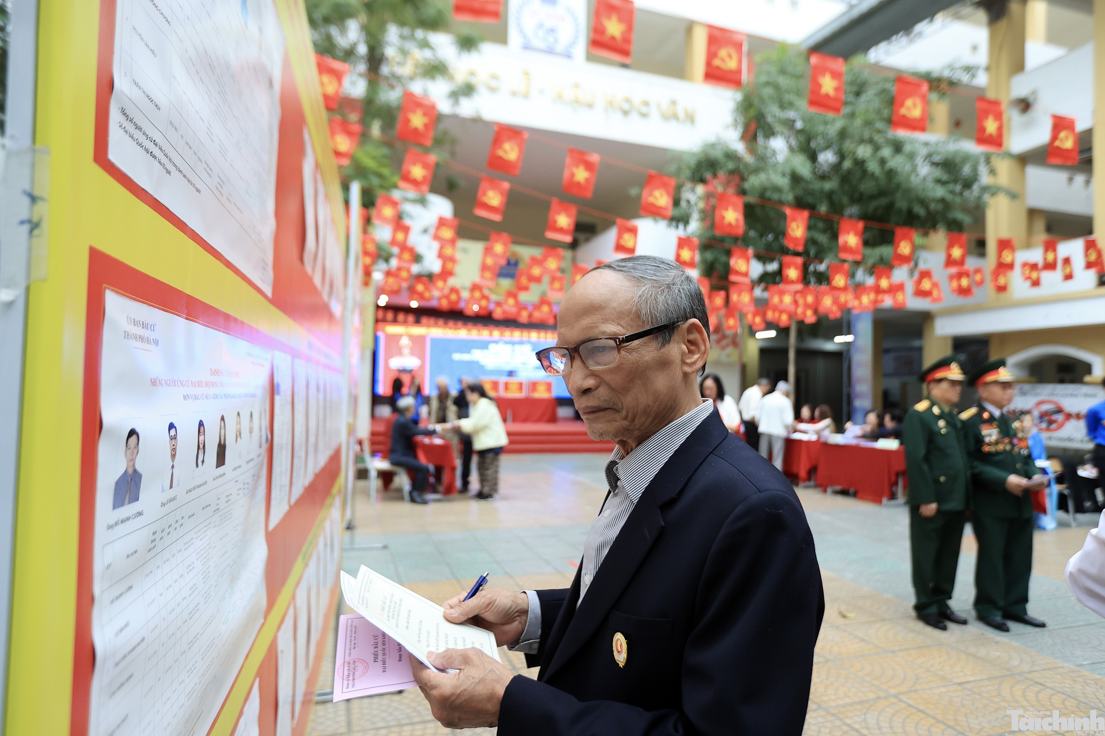 Người dân Thủ đô háo hức, hân hoan đi bầu cử