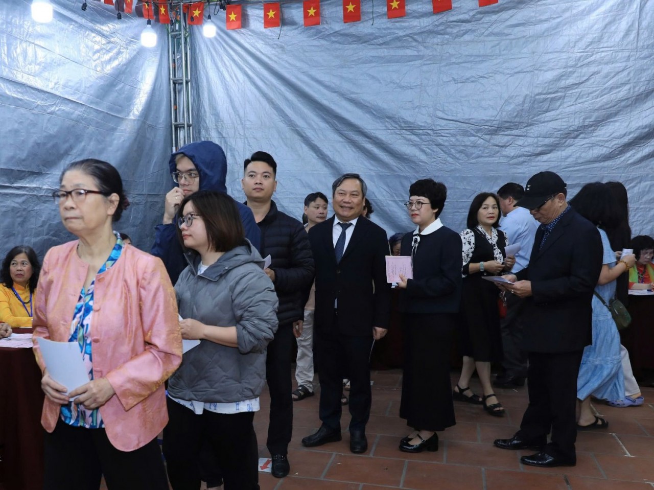 Chủ tịch UBND TP. Hà Nội Vũ Đại Thắng xếp hàng bỏ phiếu bầu cử tại phường Giảng Võ Chủ tịch UBND TP. Hà Nội Vũ Đại Thắng xếp hàng bỏ phiếu bầu cử tại phường Giảng Võ