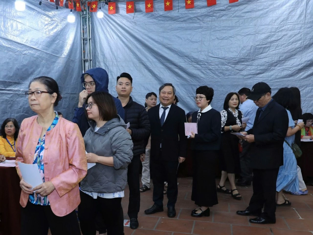 Chủ tịch UBND TP. Hà Nội Vũ Đại Thắng xếp hàng bỏ phiếu bầu cử tại phường Giảng Võ Chủ tịch UBND TP. Hà Nội Vũ Đại Thắng xếp hàng bỏ phiếu bầu cử tại phường Giảng Võ