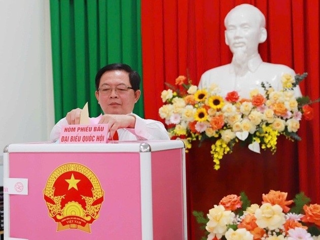 Phó thủ tướng Hồ Quốc Dũng cùng cử tri bỏ phiếu tại phường Quy Nhơn Nam, tỉnh Gia Lai