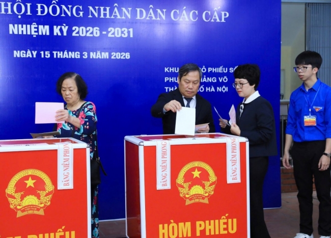 Chủ tịch UBND TP. Hà Nội Vũ Đại Thắng xếp hàng bỏ phiếu bầu cử tại phường Giảng Võ