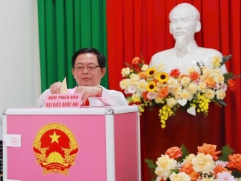 Phó thủ tướng Hồ Quốc Dũng cùng cử tri bỏ phiếu tại phường Quy Nhơn Nam, tỉnh Gia Lai