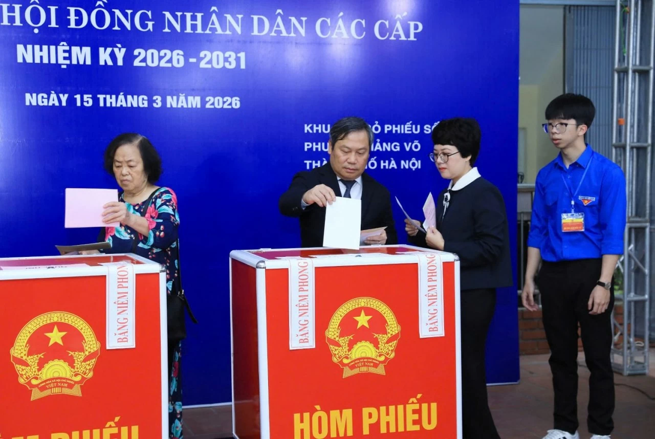 Chủ tịch UBND TP. Hà Nội Vũ Đại Thắng xếp hàng bỏ phiếu bầu cử tại phường Giảng Võ Chủ tịch UBND TP. Hà Nội Vũ Đại Thắng xếp hàng bỏ phiếu bầu cử tại phường Giảng Võ