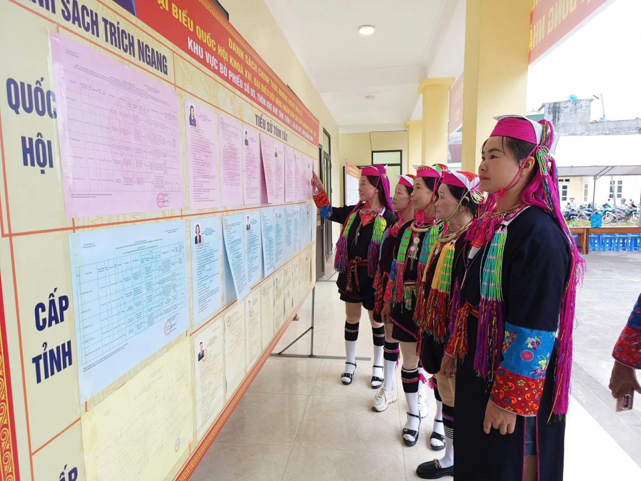 Quảng Ninh rộn ràng ngày bầu cử, cử tri toàn tỉnh nô nức thực hiện quyền công dân Quảng Ninh rộn ràng ngày bầu cử, cử tri toàn tỉnh nô nức thực hiện quyền công dân