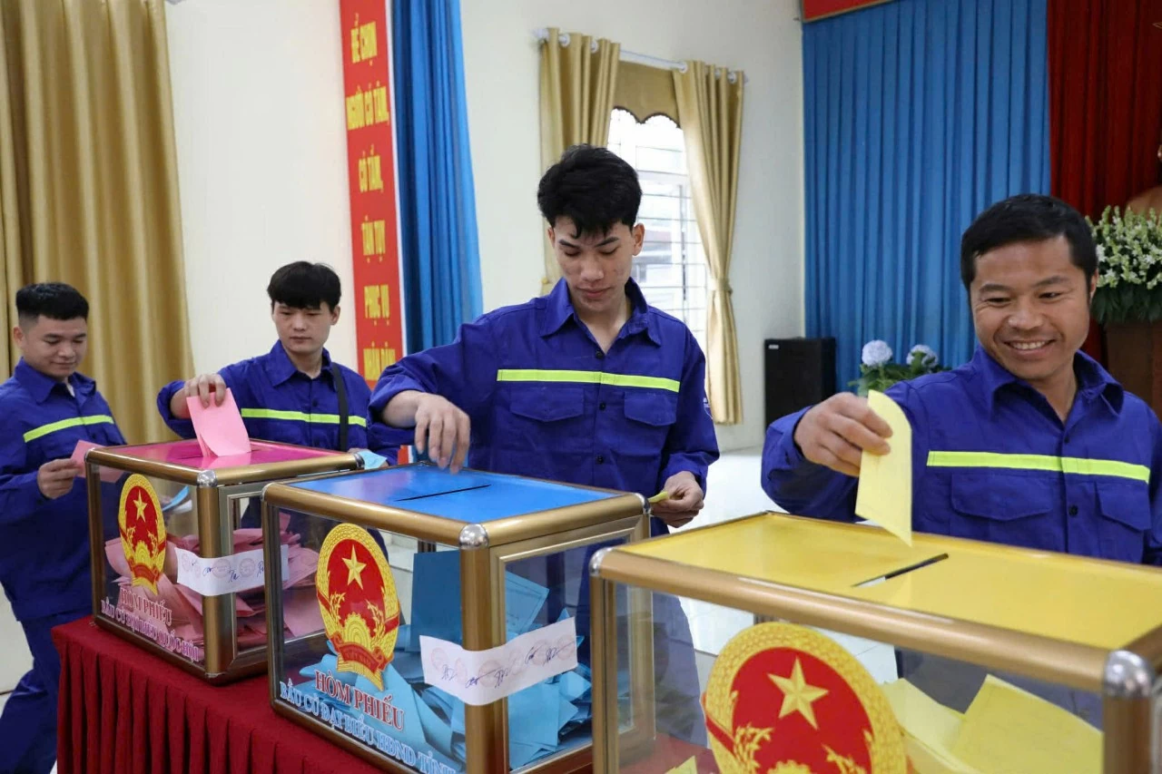 Quảng Ninh rộn ràng ngày bầu cử, cử tri toàn tỉnh nô nức thực hiện quyền công dân