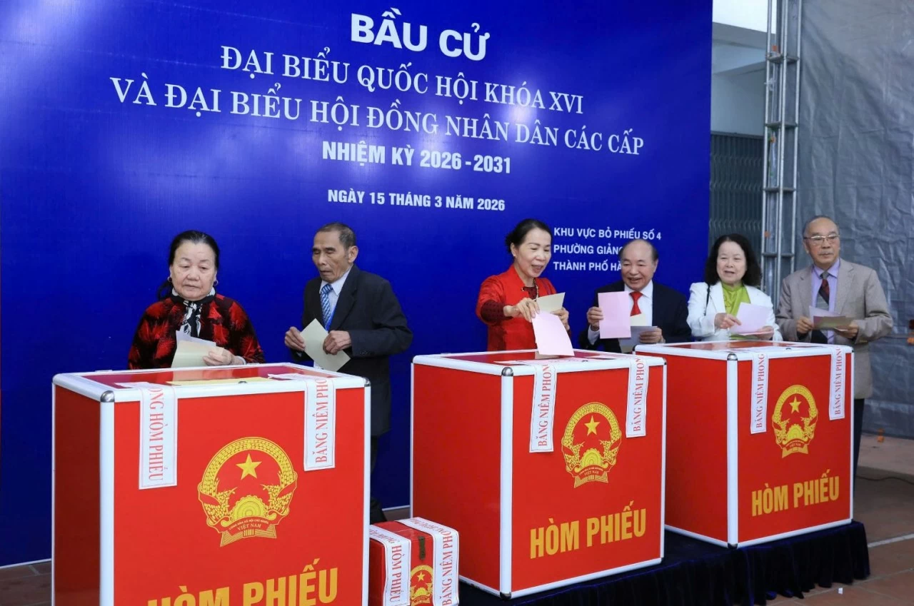 Chủ tịch UBND TP. Hà Nội Vũ Đại Thắng xếp hàng bỏ phiếu bầu cử tại phường Giảng Võ Chủ tịch UBND TP. Hà Nội Vũ Đại Thắng xếp hàng bỏ phiếu bầu cử tại phường Giảng Võ