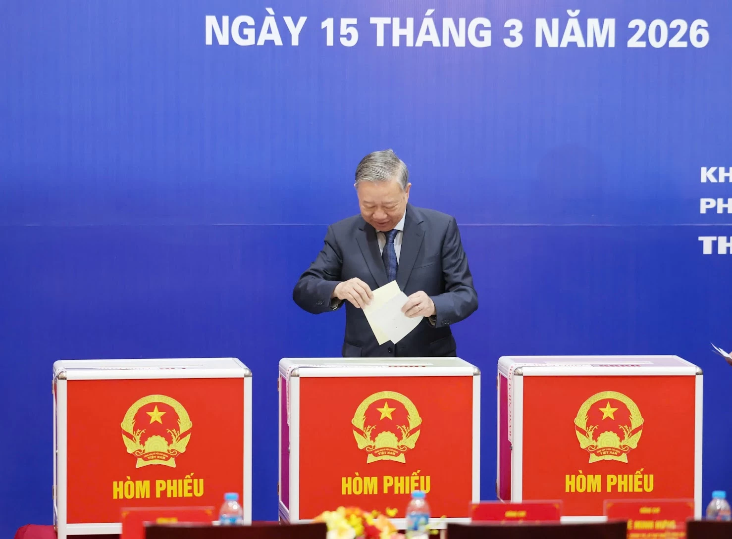 Chùm ảnh: Các đồng chí lãnh đạo Đảng, Nhà nước thực hiện quyền cử tri- Ảnh 4. Chùm ảnh: Các đồng chí lãnh đạo Đảng, Nhà nước thực hiện quyền cử tri- Ảnh 4.
