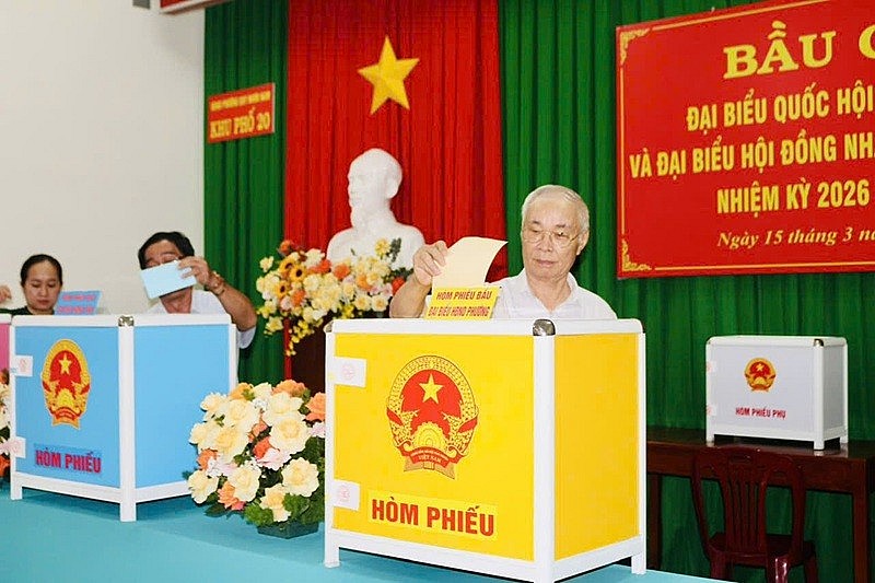 Cử tri phường Quy Nhơn Nam bỏ phiếu bầu cử. Cử tri phường Quy Nhơn Nam bỏ phiếu bầu cử.