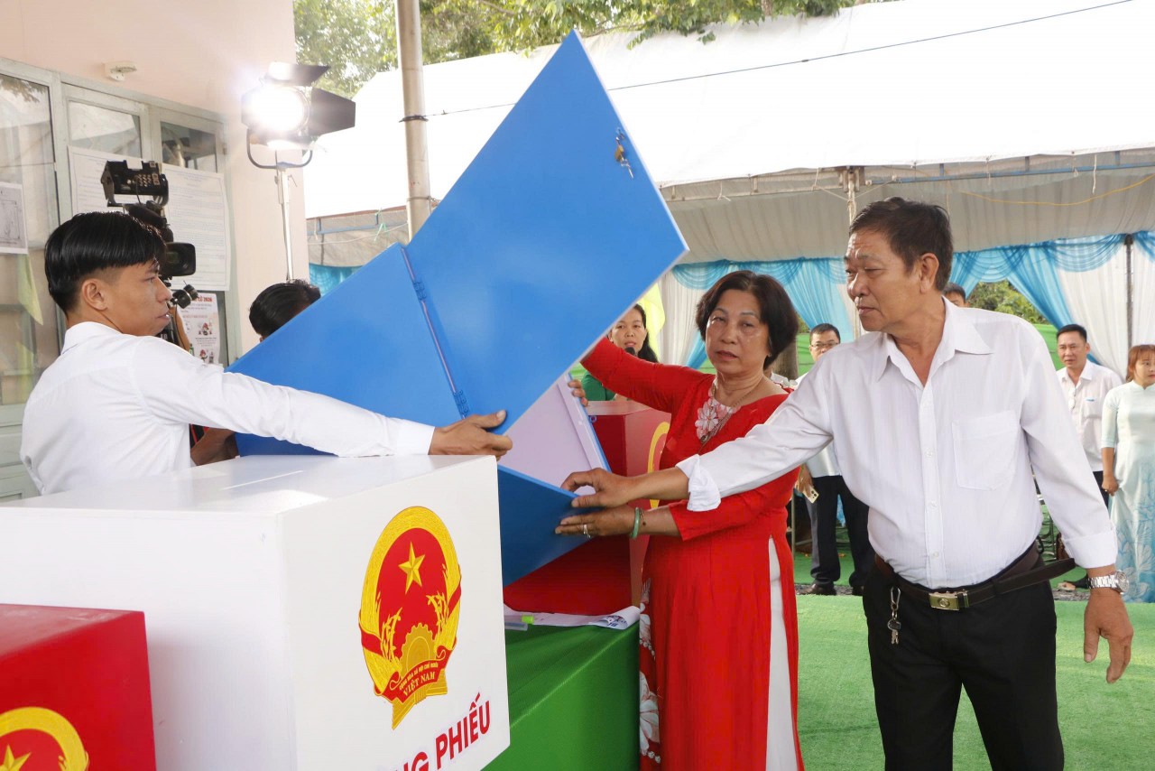 Nguyên Chủ tịch nước Nguyễn Minh Triết cùng nhiều cử tri đi bầu cử TP. Hồ Chí Minh: Nhiều cử tri phường Phú An có mặt từ 6h sáng để bầu cử