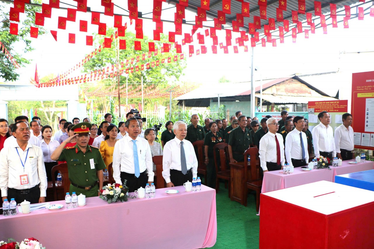 Nguyên Chủ tịch nước Nguyễn Minh Triết cùng nhiều cử tri đi bầu cử TP. Hồ Chí Minh: Nhiều cử tri phường Phú An có mặt từ 6h sáng để bầu cử