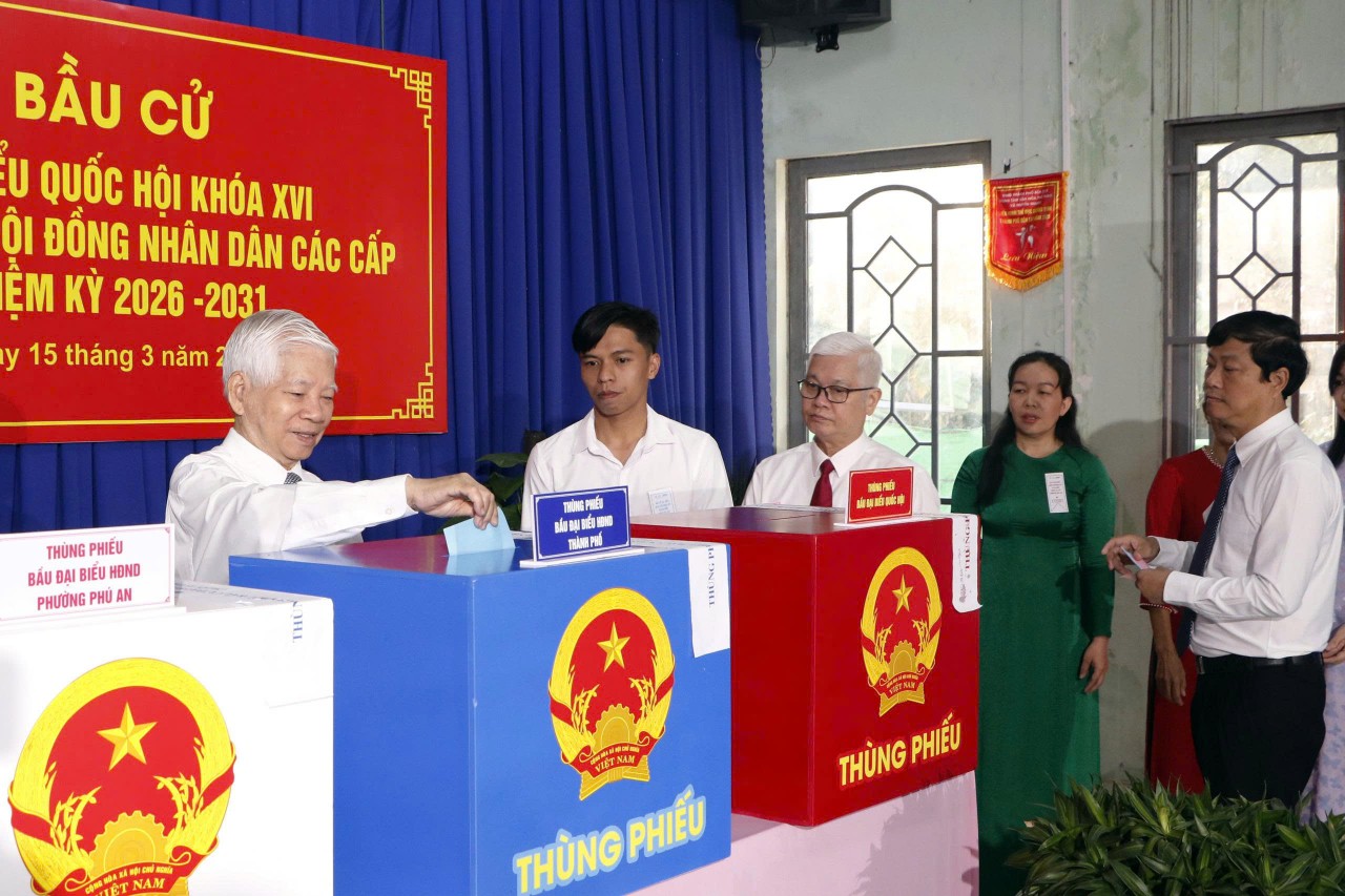 Nguyên Chủ tịch nước Nguyễn Minh Triết cùng nhiều cử tri đi bầu cử TP. Hồ Chí Minh: Nhiều cử tri phường Phú An có mặt từ 6h sáng để bầu cử