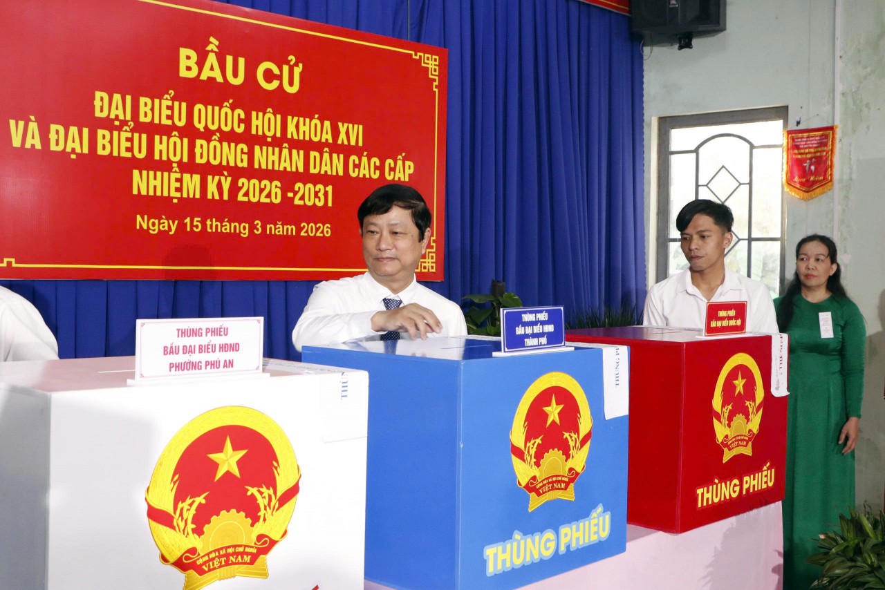 Nguyên Chủ tịch nước Nguyễn Minh Triết cùng nhiều cử tri đi bầu cử TP. Hồ Chí Minh: Nhiều cử tri phường Phú An có mặt từ 6h sáng để bầu cử