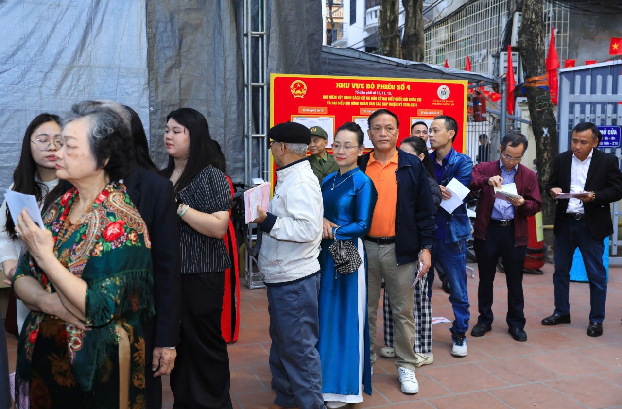 Chủ tịch UBND TP. Hà Nội Vũ Đại Thắng xếp hàng bỏ phiếu bầu cử tại phường Giảng Võ Chủ tịch UBND TP. Hà Nội Vũ Đại Thắng xếp hàng bỏ phiếu bầu cử tại phường Giảng Võ