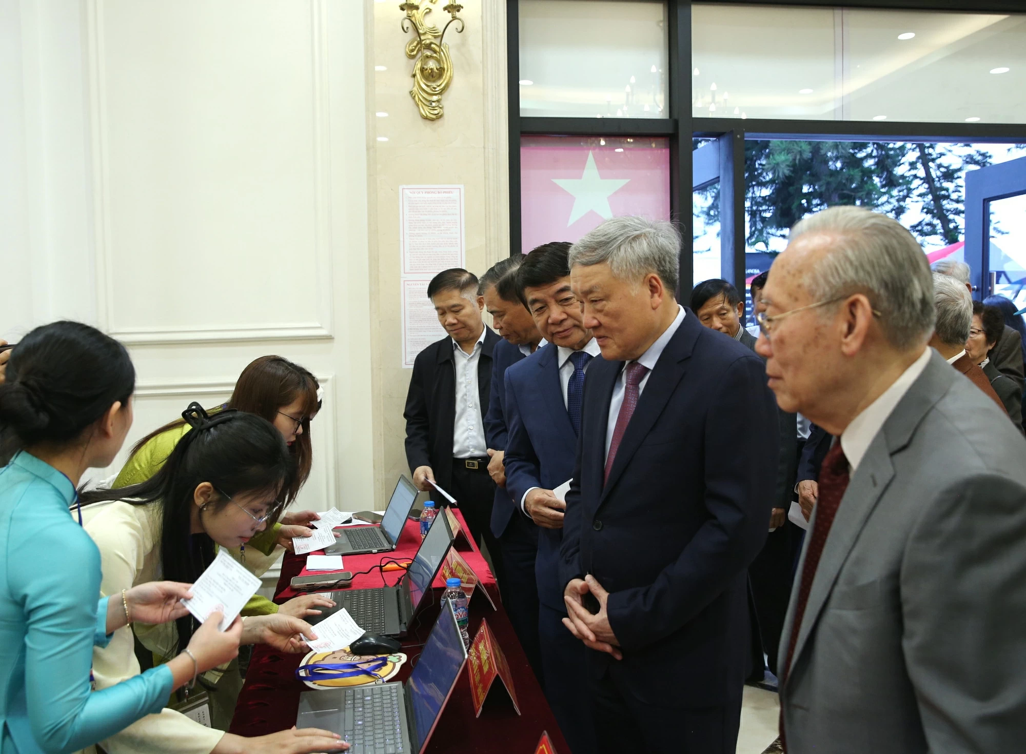 Chùm ảnh: Các đồng chí lãnh đạo Đảng, Nhà nước thực hiện quyền cử tri- Ảnh 13. Chùm ảnh: Các đồng chí lãnh đạo Đảng, Nhà nước thực hiện quyền cử tri- Ảnh 13.