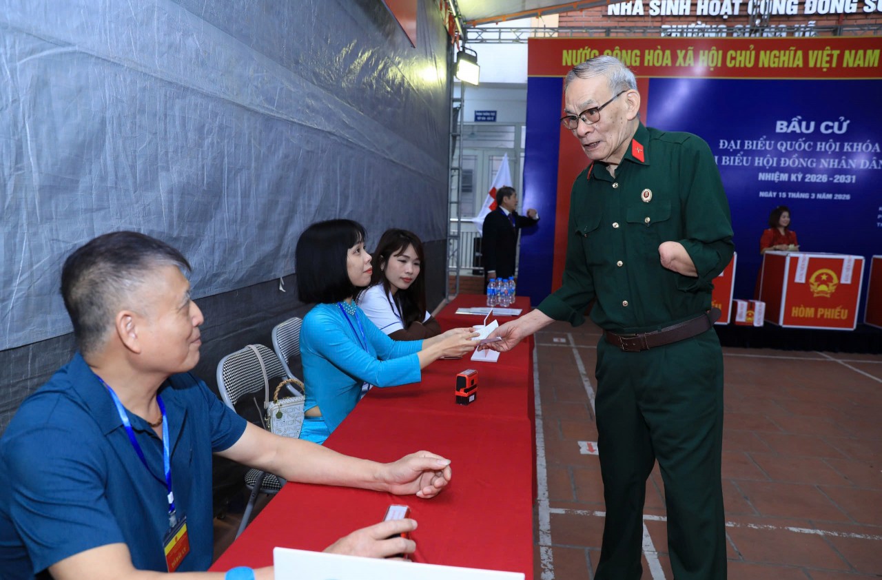 Hà Nội: Hơn 1 triệu cử tri đi bỏ phiếu trong buổi sáng ngày bầu cử 15/3