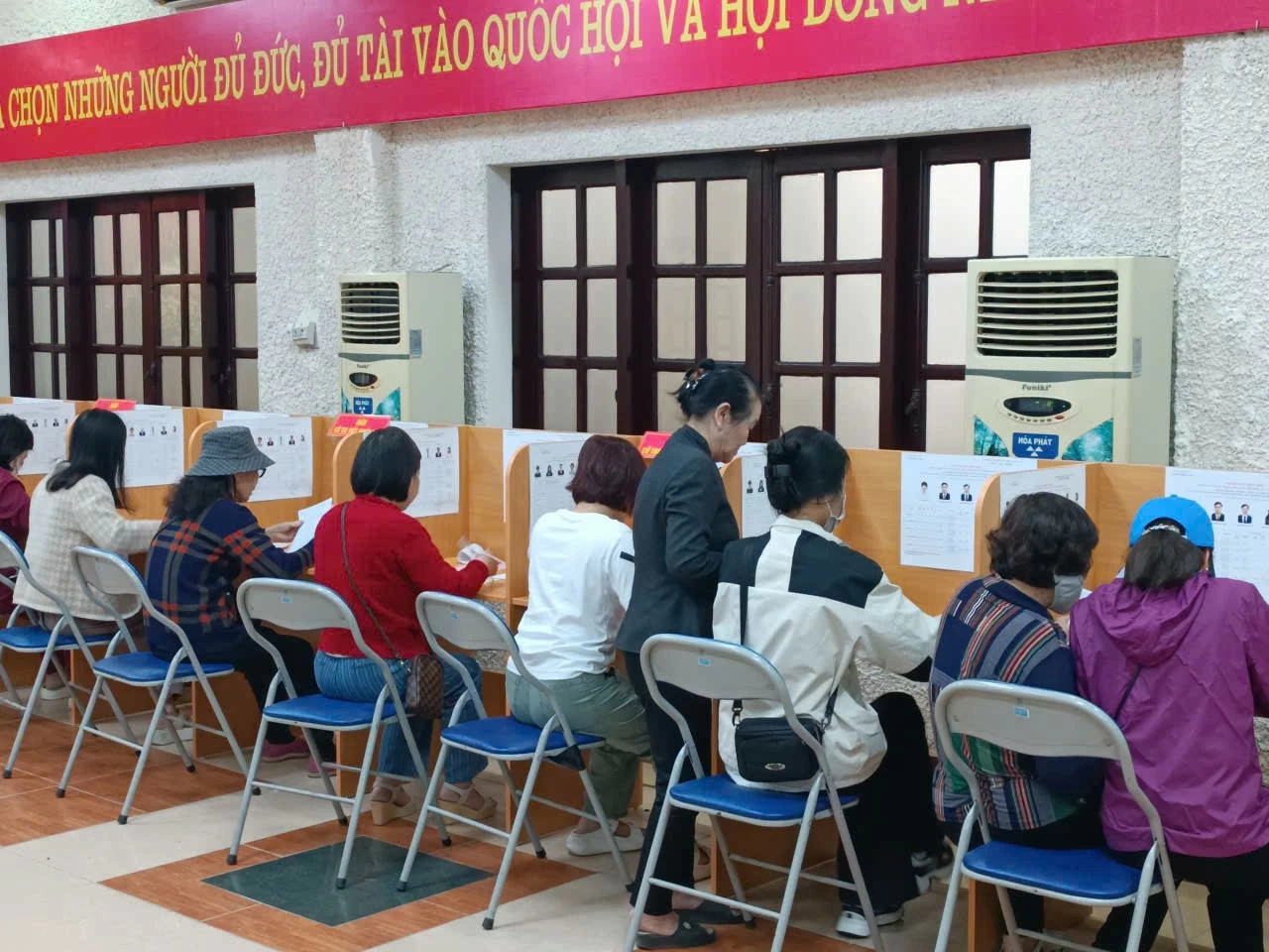Hà Nội: Hơn 1 triệu cử tri đi bỏ phiếu trong buổi sáng ngày bầu cử 15/3 Hà Nội: Hơn 1 triệu cử tri đi bỏ phiếu trong buổi sáng ngày bầu cử 15/3