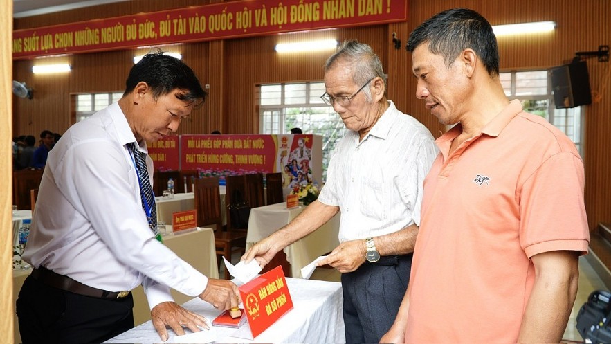 Cử tri nhận thẻ cử tri có đóng dấu xác nhận đã đi đầu cử. Cử tri nhận thẻ cử tri có đóng dấu xác nhận đã đi đầu cử.