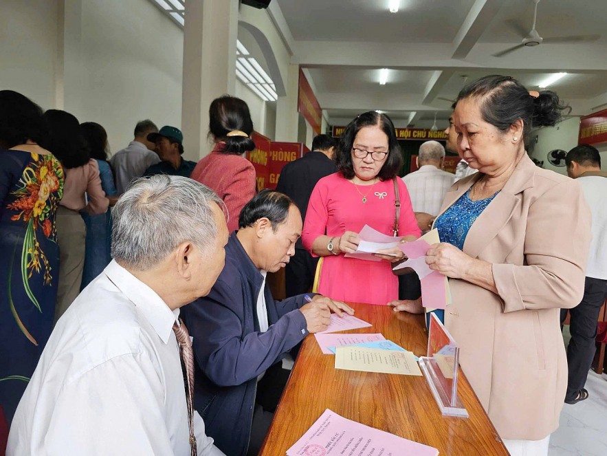 Cử tri tỉnh Gia Lai nhận phiếu bầu tại địa điểm bầu cử. Cử tri tỉnh Gia Lai nhận phiếu bầu tại địa điểm bầu cử.
