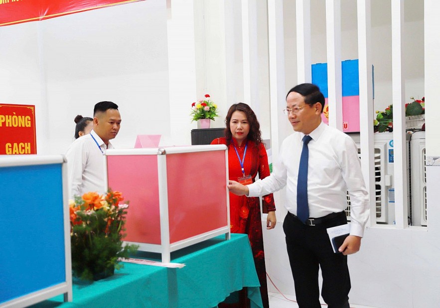 Ông Phạm Anh Tuấn - Chủ tịch UBND tỉnh Gia Lai kiểm tra hòm phiếu tại điểm bầu cử trong ngày 15/3. Ông Phạm Anh Tuấn - Chủ tịch UBND tỉnh Gia Lai kiểm tra hòm phiếu tại điểm bầu cử trong ngày 15/3.