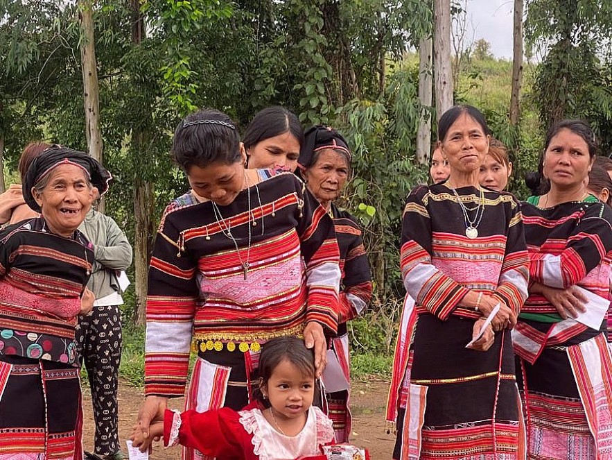 Cử tri thôn O2 cầm trên tay thẻ cử tri phấn khởi trong ngày đi bầu cử. Cử tri thôn O2 cầm trên tay thẻ cử tri phấn khởi trong ngày đi bầu cử.