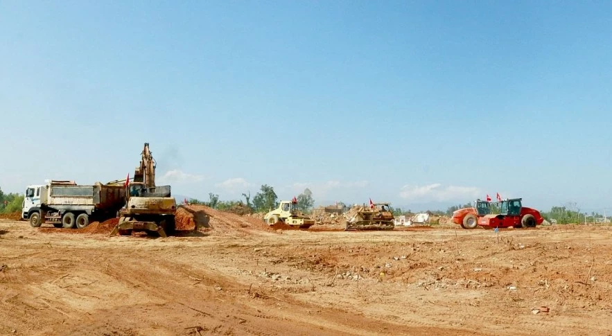 Các đơn vị đang tập trung tối đa nhân lực, thiết bị để tăng tốc triển khai dự án thành phần 1. Ảnh: Kim Loan.