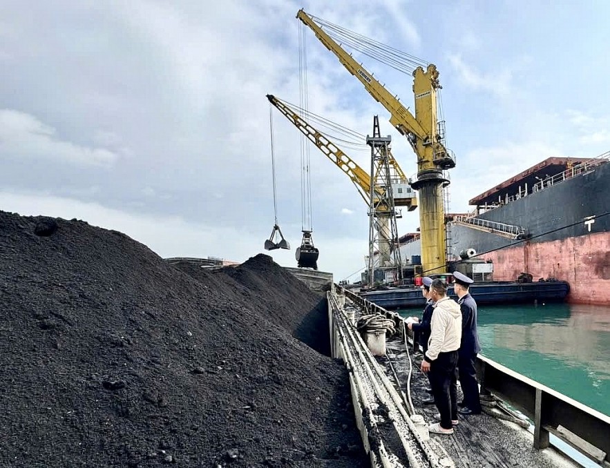 undefined Hải quan cửa khẩu cảng Cẩm Phả đồng hành doanh nghiệp trước biến động Trung Đông